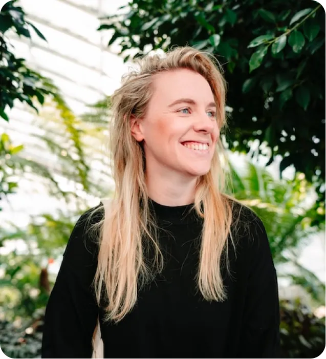 Portrait photo of smiling young woman