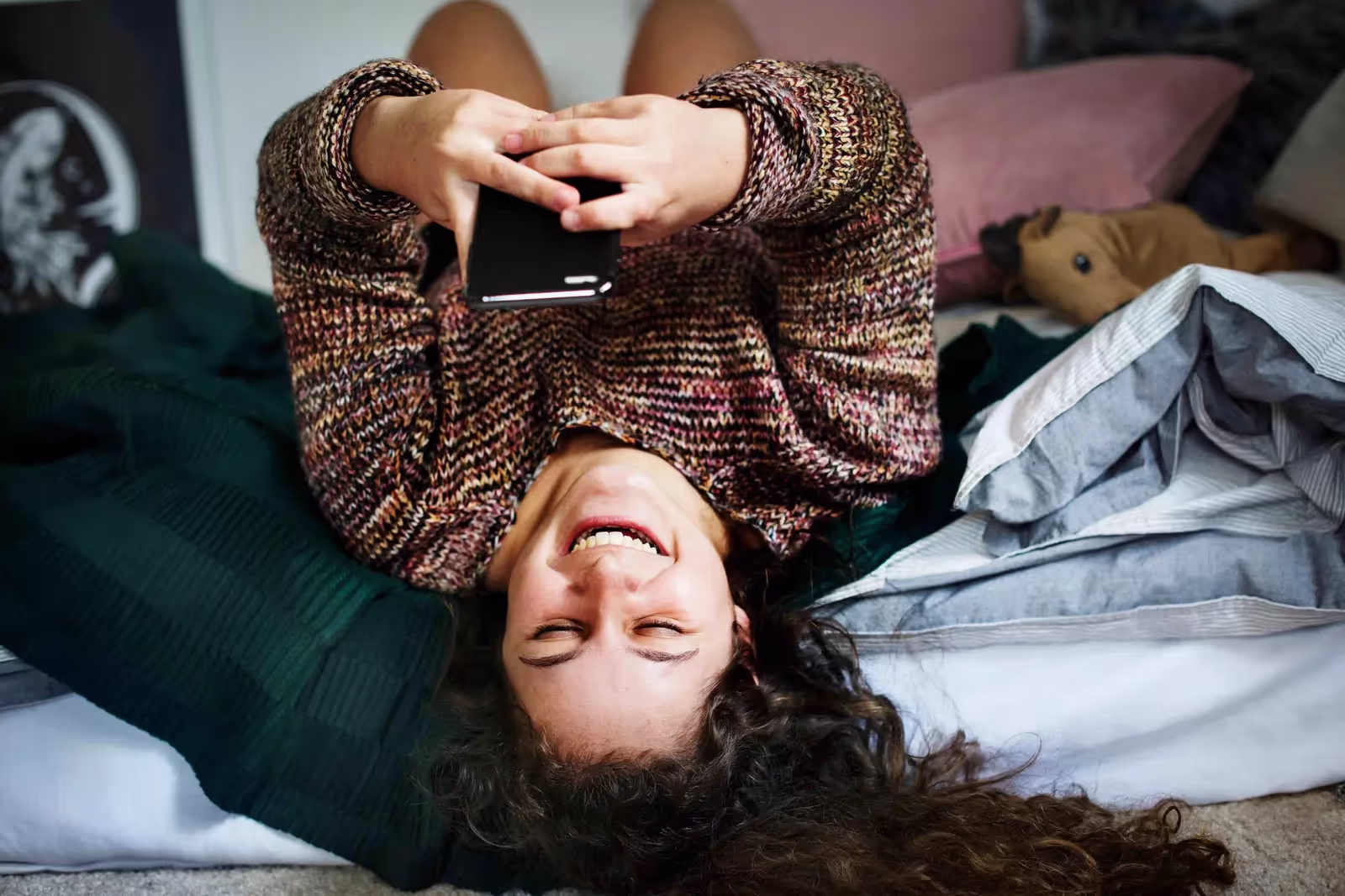 Girl on bed texting on phone. Source: © <a href='https://www.123rf.com/profile_rawpixel'>rawpixel</a>, <a href='https://www.123rf.com/free-images/'>123RF Free Images</a>