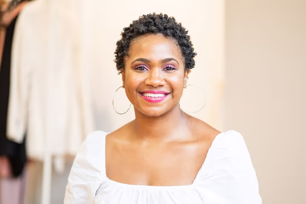 Beautiful black woman taking a good dating profile photo